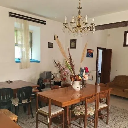 Is Located In The Vivid Area Of The Island ! בית אירוח